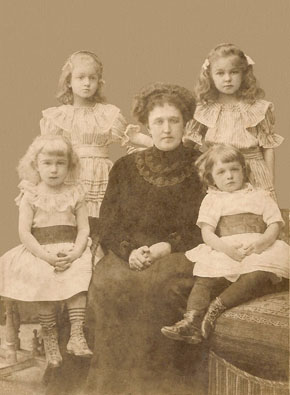Александра Леонардовна с дочерьми.